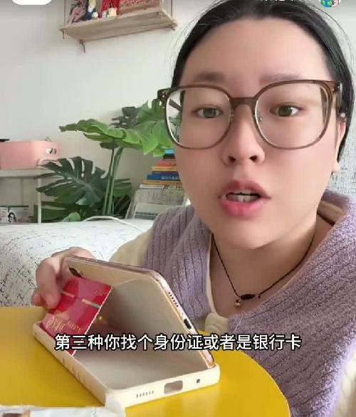 追剧没手机支架？分享3招｜随时“无痛”追剧