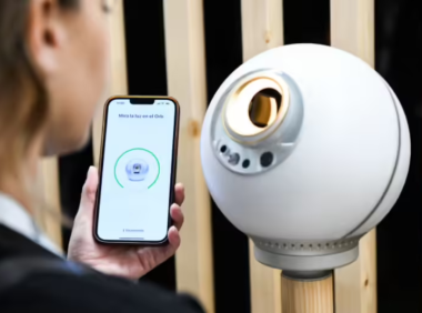 在 AI 时代如何证明你是人类，OpenAI 奥尔特曼推聊天应用 World 尝试虹膜识别
